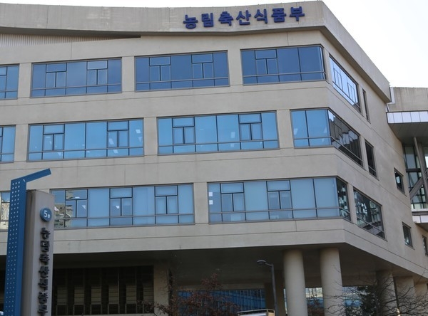  농림축산식품부는 ‘22년 8월 18일부터 “농지원부” 명칭이 “농지대장”으로 변경되며 등 하반기부터 달리지는 제도를 발표헀다. <사진은 농림부 전경> 