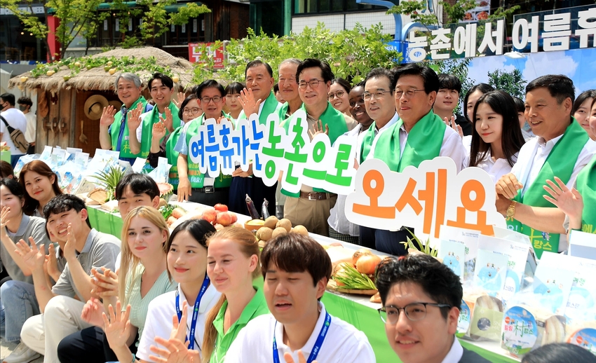 정황근 농림축산식품부장관은 7월 18일(월) 오후, 서울 마포구 홍대 걷고 싶은 거리에서 농림축산식품부·전국경제인연합회·농협중앙회 공동주관으로 개최하는 「농촌여름휴가 캠페인」에 참석했다.<br>

