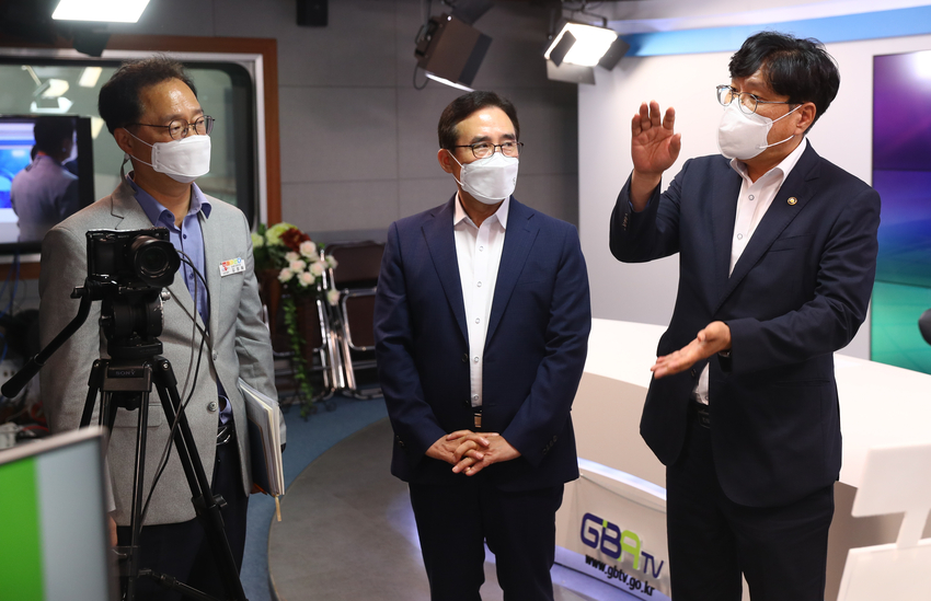 v조재호 농촌진흥청장(오른쪽)이 25일 경상북도농업기술원 농업방송정보관을 둘러보며 담당자들과 이야기를 나누고 있다.<사진=농촌진흥청>