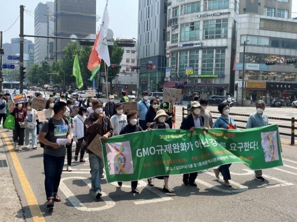 산업통상자원부가 지난 20일 ‘유전자변형 생물체의 국가간 이동 등에 관한 법률’ 개정안을 의견 수렴 없이 일방적으로 국회에 제출한 것으로 알려져 환경농업 및 시민사회 단체들의 반발을 사고 있다 <사진은 5월 21일 서울 도심에서 한살림을 비롯해 47개 생협과 농민, 환경단체가 함께 하는 GMO반대전국행동을 중심으로 ‘2022 몬산토·바이엘 GMO 반대 시민행진(이하 시민행진)’을 진행하는 모습. < 한살림 제공> >
