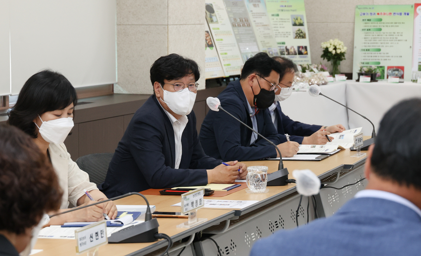 ㅍㅍ충북도농업기술원 연구현장 간담회<br>
조재호 농촌진흥청장이 29일 충북 청주시 충북도농업기술원에서 열린 연구현장 간담회에서 관계관들과 이야기를 나누고 있다. 사진제공 = 농촌진흥청 