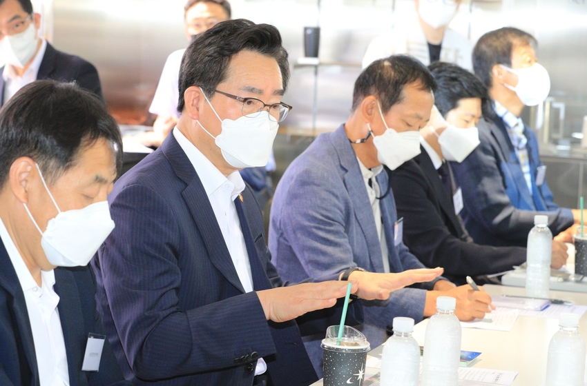  정황근 농림축산식품부 장관은 8월 3일(수) 오후, 서울에서 스마트팜 수출 활성화를 위한 기업 간담회를 개최했다.