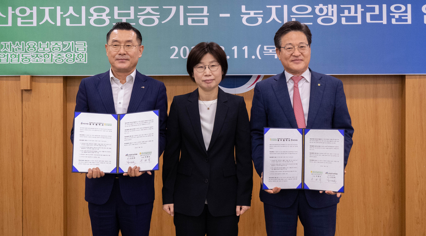 농림축산식품부는 청년들이 농지확보를 수활하기 위해 한국농어촌공사와 농신보와 협업하기로 했다. 사진은 MOU 기념촬영 (좌 강경학 농지은행관리원장, 가운데 박수진 농업정책국장, 우 이재식 농신보 이사장)j