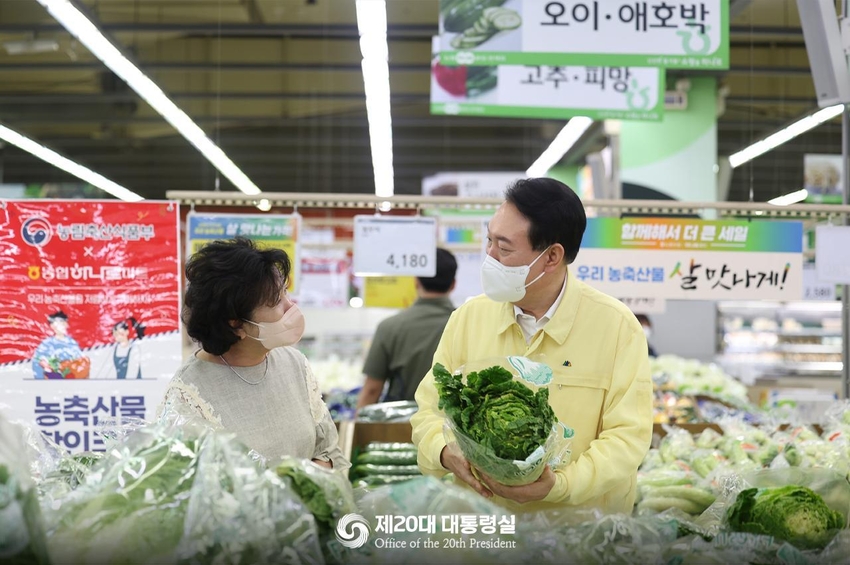  윤석열 대통령은 오늘(8.11, 목) 양재동 하나로마트를 방문하여 제5차 비상경제민생회의를 주재했다. 이번 회의에는 관계 부처 장관과 함께 다양한 민간 전문가‧기업인이 참석하였고, 추석 명절 물가 안정 및 취약계층 지원 방안에 대해 심도 있는 토의가 있었다. 회의 종료 후 윤 대통령은 대표적인 농축산물‧식품 유통업체인 농협 하나로마트의 추석 성수품 판매 현장을 방문하여 축산물, 과일, 채소 등의 수급 상황과 가격 동향을 점검하고 소비자와 생산자, 판매직원들의 의견을 청취했다. < 윤석열 대통령, 추석 민생안정대책 발표 및 민생 현장 양재동 하나로 마트 방문 사진>