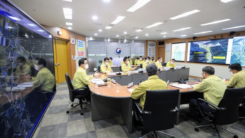  정황근 농림축산식품부장관(아프리카돼지열병 중앙사고수습본부장)은 농림축산식품부·행정안전부·환경부·농림축산검역본부·가축위생방역지원본부 등 관계기관이 참석하는 긴급 방역상황회의를 8월 19일(금) 오전 개최하여 아프리카돼지열병 발생 상황을 진단하고 방역 조치 추진상황 및 향후 대응방안을 점검했다. 