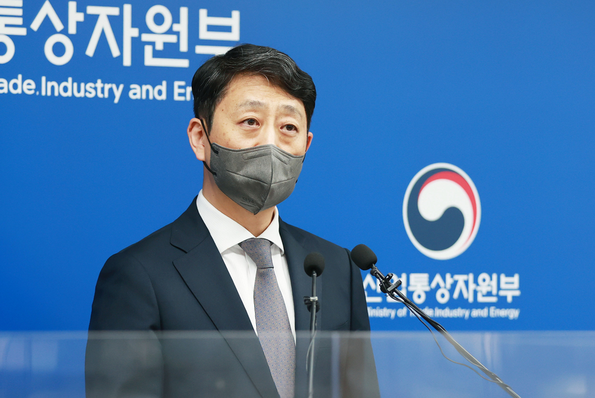 안덕근 산업통상자원부 통상교섭본부장은 2022. 9. 13(화) 14:00 정부세종청사 산업부 기자실에서 지난 9. 5(월)~11(일)까지 미국 워싱턴D.C.와 로스엔젤레스에서 인도태평양경제프레임워크(IPEF) 회원국 통상장관회의 결과”와 관련하여, 출입기자단에게 브리핑을 했다.