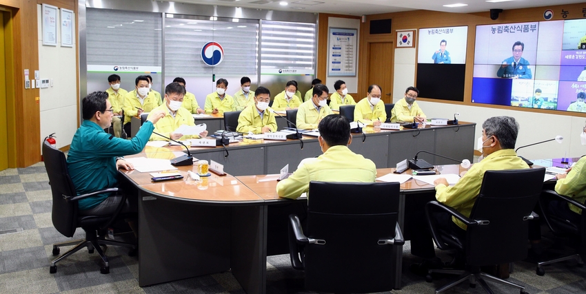  정황근 농림축산식품부 장관(아프리카돼지열병 중앙사고수습본부장)은 강원도 춘천시 돼지농장에 아프리카돼지열병이 발생(9.19일)에 따라 행정안전부·환경부·농림축산검역본부·가축위생방역지원본부 등 관계기관 및 지자체가 참석하는 긴급 방역상황회의를 9월 19일(월) 오전에 개최하여 아프리카돼지열병 발생상황을 진단하고 방역 조치 추진상황 및 대응 방안을 점검했다. 