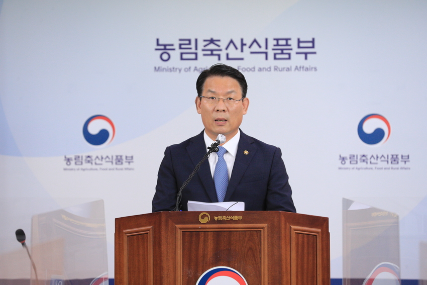김인중 농림춱산식품부차관이 25일 제4차 고위당정협의회에서 올해 예상 쌀 초과 생산량 25만톤보다 20만톤 많은 총 45만톤을 시장격리하겠다는 내용을 설명하고 있다