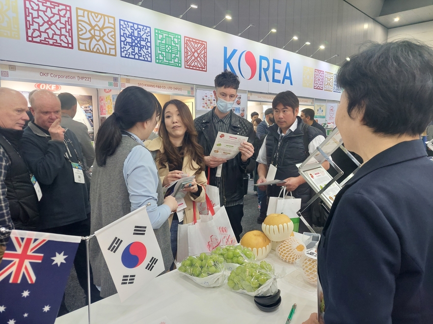 농림축산식품부는 우리나라 신선 농산물 및 전통 식품의 우수성을 전 세계에 홍보하고 한국 농식품의 해외 진출을 확대하기 위해 한류 드라마·영향력자(인플루언서) 등 한류 콘텐츠와 연계한 농식품 홍보를 추진한다. < 사진제공 : 한국농수산식품유통공사 K-Food, 오세아니아 시장 공략 박차. 호주 국제식품박람회 한국관 운영>
