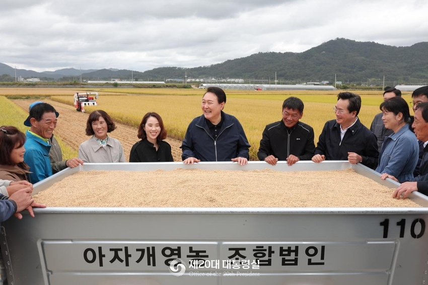  쌀 수확 현장 찾은 윤석열 대통령 < 사진제공 : 대통령실 > 
