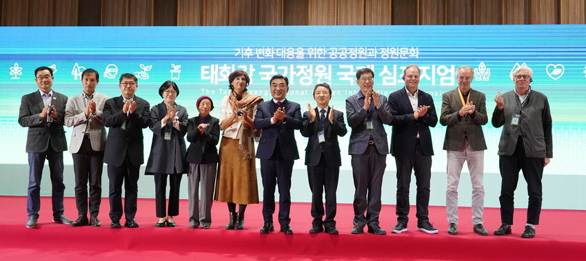 남성현 산림청장이 21일 울산광역시 울산전시컨벤션센터에서 온 · 오프라인으로 열린 '태화강국가정원 국제학술토론회'에 참석해 요아나 도너바르트 주한 네덜란드 대사와 인사를 나누고 있다.<사진=산림청 제공> 
