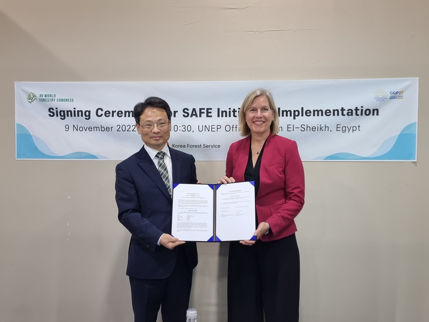 산림청과 유엔환경계획(UNEP) 취약산림생태계복원 이니셔티브 사업 약정식(박은식 국장과 수잔 가드너 UNEP 국장)<사진=산림청 제공>