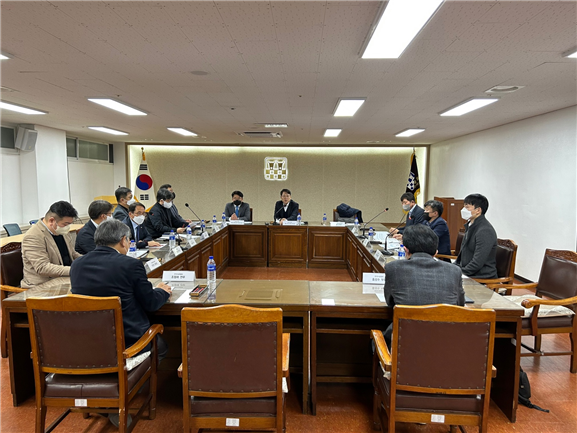 <p>농림축산식품부는 11월 24일(목) 오후, 한국사료협회 대회의실에서 김정욱 축산정책국장 주재로 사료업계 관계자들과 간담회를 개최했다.</p>