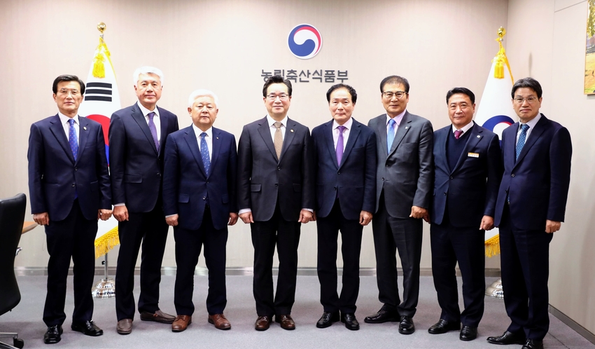  정황근 농림축산식품부장관은 11월 29일(화), 「전국농어촌지역 군수협의회」 신임 회장단과 만나 농업․농촌의 현안과 대응 방안에 대한 의견을 나누었다. 