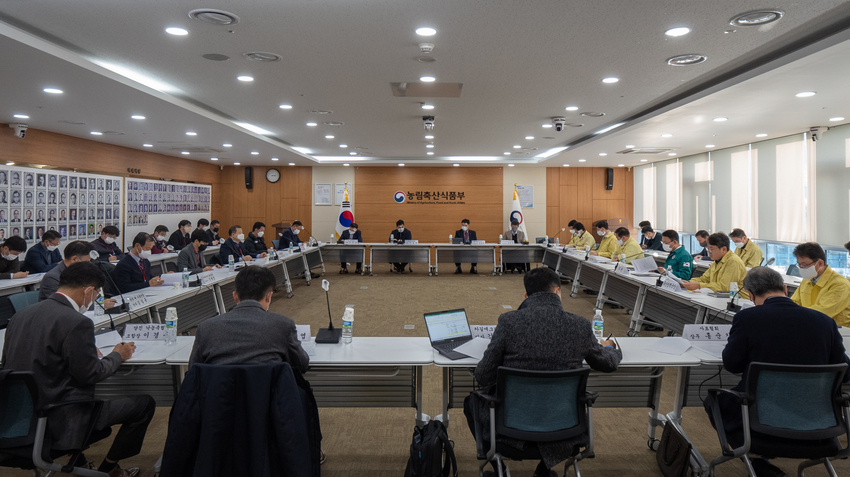 농림축산식품부는 김인중 차관 주재로 12월 2일(금) 오후, 사료업체, 농식품 수출업체, 운송업체, 농수산식품유통공사, 농어촌공사, 농협 등이 참석하는 긴급 점검 회의를 개최하여 현장 애로사항을 청취했다.