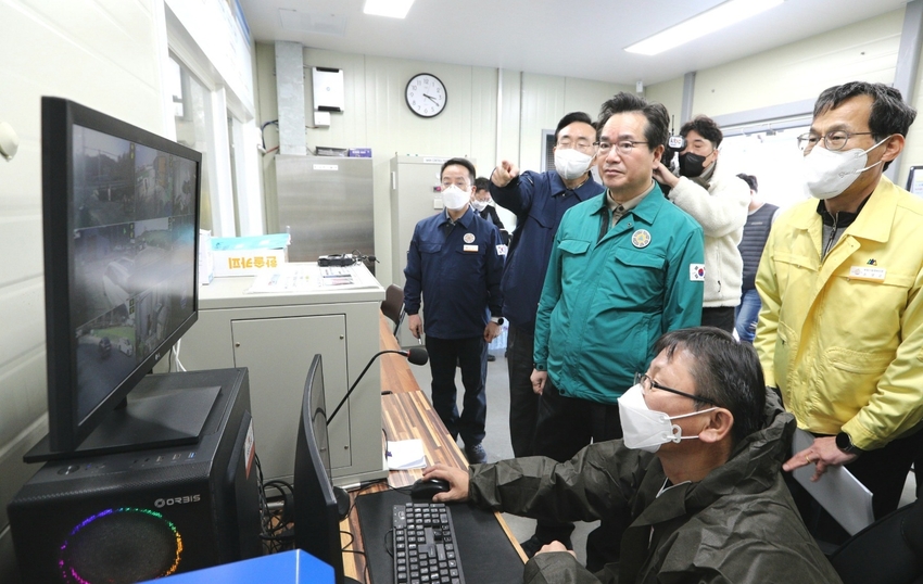 정황근 농림축산식품부장관은 12월 11일(일) 전라남도 나주시에 소재한 거점소독시설과 전남도청 방역 대책 상황실을 방문하여 거점소독시설 운영 및 고병원성 조류인플루엔자 방역상황을 긴급 점검했다. 