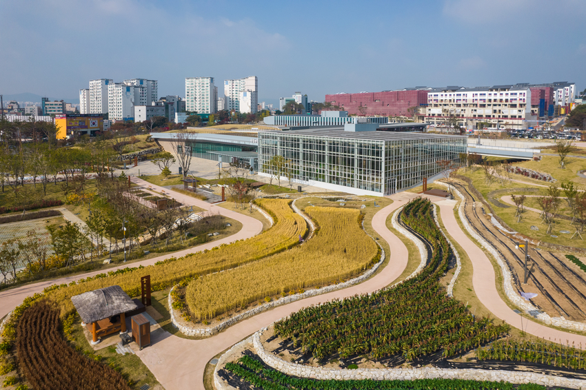 농림축산식품부는 15일 경기도 수원시 권선구 수인로 154번지(예전 농촌진흥청 부지 일부) 일원에 농업 유물을 전시하고, 체험·교육을 제공하는 국립농업박물관(관장 황수철) 개관식을 갖고 국민들에게 문을 연다고 밝혔다. < 사진은 국립농업박물관 전경>