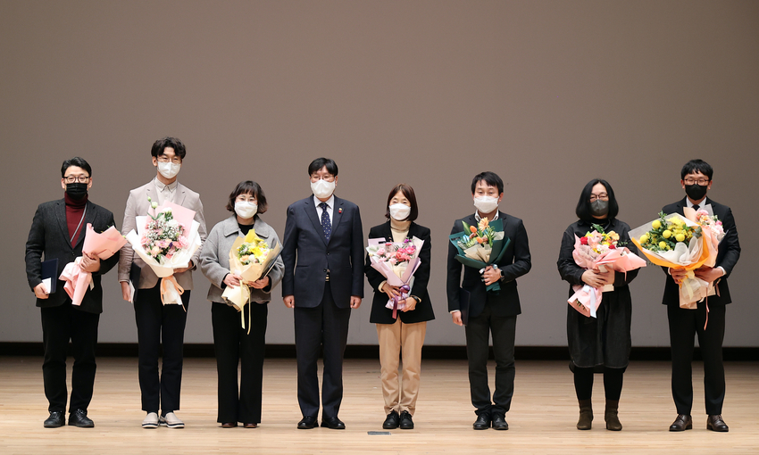 2022년 농촌진흥사업 성과공유대회<br>
'2022년 농촌진흥사업 성과공유대회'가 열린 15일 전북혁신도시 농촌진흥청 종합연찬관에서 조재호 청장이 올해에 뚜렷한 성과를 거둔 우수 농촌진흥기관과 공직자, 대한민국최고농업기술명인에게 시상을 하고 기념촬영을 했다. <사진=농촌진흥청>
