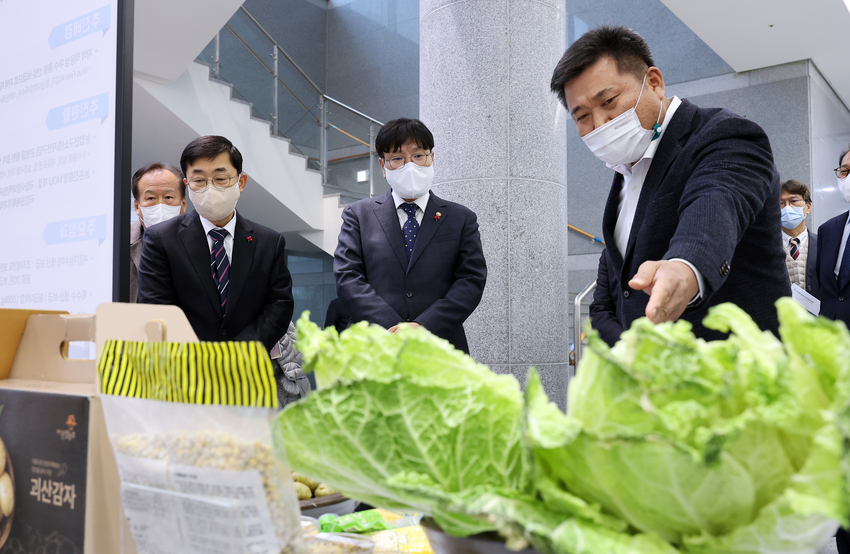 조재호 청장이 행사장 로비에 마련한 관련 성과물 전시를 관람하고 있다.