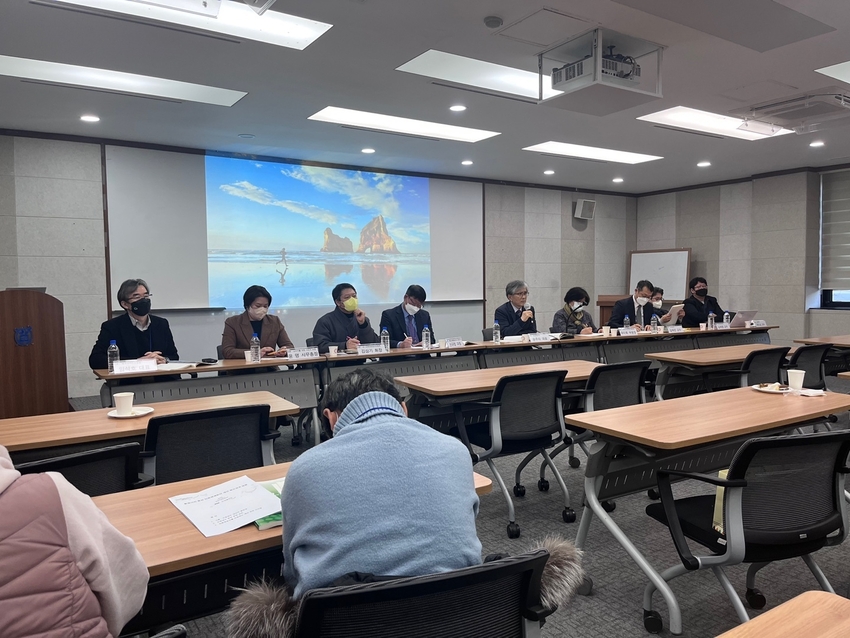 친환경농산물의 과정 · 결과 중심의 인증제도 논의는 현대적 추세에 맞지 않고, 환경가치 제품중심 인증 논의로 전환해야 한다는 주장이 제기됐다. < 사진은16일 열린 한국유기농업학회 동계학술대회 특별세션 토론장면 > 
