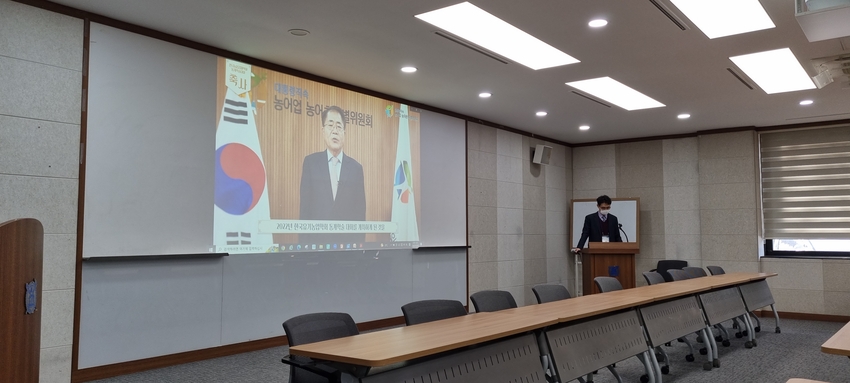  장태평 농특위 위원장은 한국유기농업학회 동계학술대회 축사문에서 우리나라도 디지털 전환에 맞추어 ICT, LoT 등 첨단기술이 접목된 유기농업 신기술 개발과 턴소중립을 연계함으로써 저탄소 구조로의 농정 전환을 지향해야 하며, 끊임없는 유기농업 기술에 대한 연구개발과 현장에서의 기술 보급 활동이 활발하게 이루어져야 한다 강조했다.