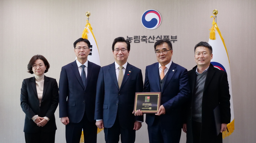 정황근 농림축산식품부장관은 12월 19일(월), 정부세종청사에서 「서천 한산모시 전통농업」에 대한 제18호 국가중요농업유산 지정서와 지정패를 김기웅 서천군수에게 수여했다. 