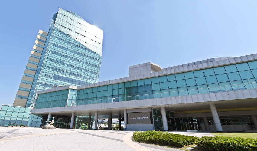 한국농수산식품유통공사가 지난 15일 로이드인증원으로부터 본사, 사업소, 비축기지 등 27개 전 사업장을 대상으로 ISO14001 인증을 획득했다. < 사진: 한국농수산식품유통공사 전경> 