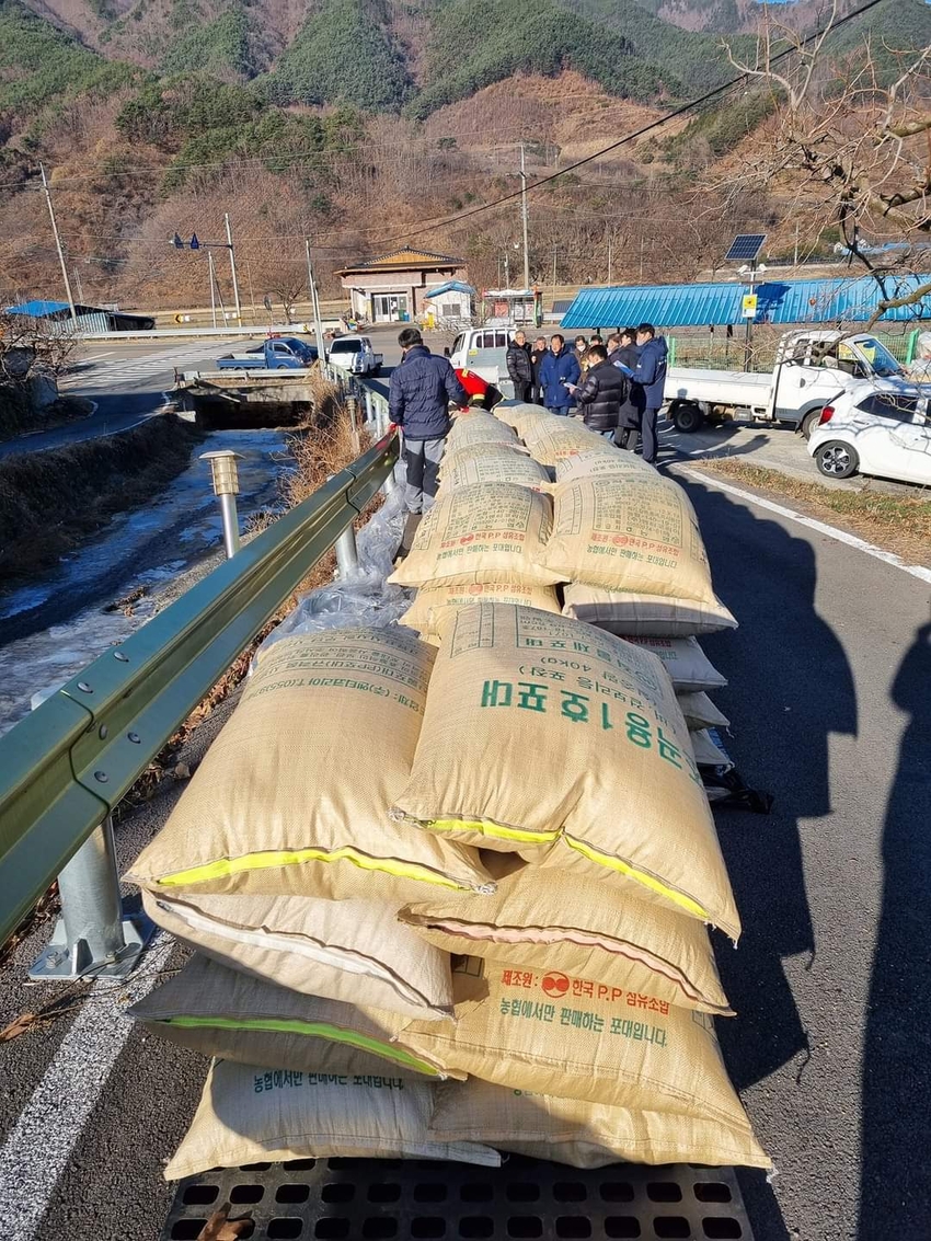 농림축산식품부는 지난 12월 22일 제13차 ‘국정현안관계장관회의(국무총리 주재)’를 통해 21년 기준 현재 44.4%인 국내 식량자급률이 기초 식량작물 자급률을 높이고, 해외 공급망을 넓혀 오는 ’27년까지 55.5%로 상향 조정하는 중장기 식량안보 강화방안」을 발표했다 < 사진은 경남 산청군에서 공공비축미 수매 현장>
