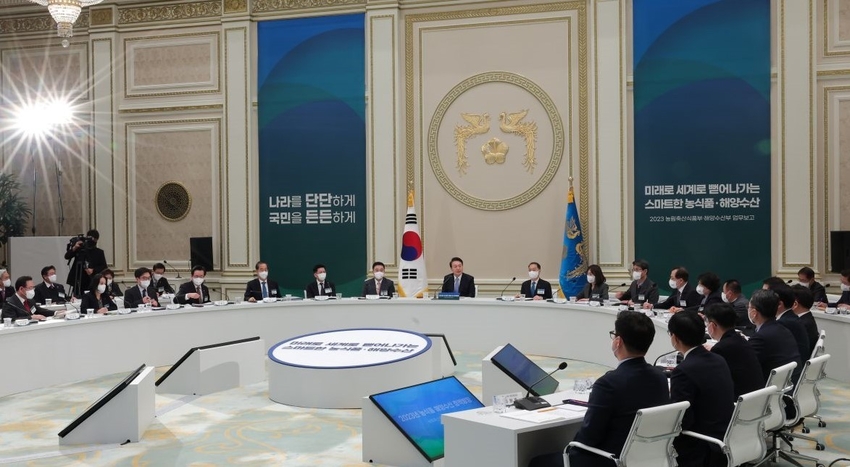  윤석열대통령은 지난 4일 농림축산식품부와 해양수산부 업무보고 모두 발언에서 농어촌을 재 구조화해 특장이 되는 관광과 먹거리, 각종 문화 콘텐츠들과 결합해서 새로운 제2차,3차의 경제적 가치가 창출될 수 있도록 유념해 달라고 당부했다. < 사진제공: 대통령실> 