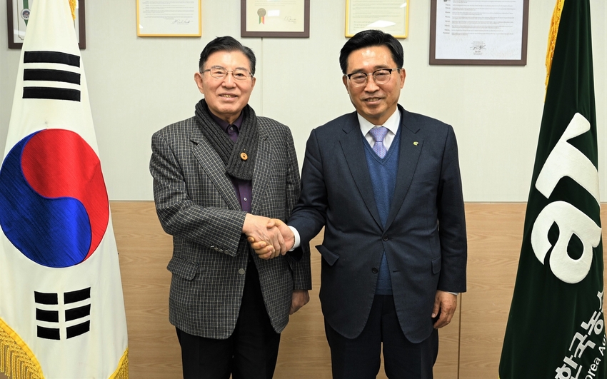 한국농수산식품유통공사 김춘진 사장(우측), 세계한인상공인총연합회 김덕룡 이사장(좌측)