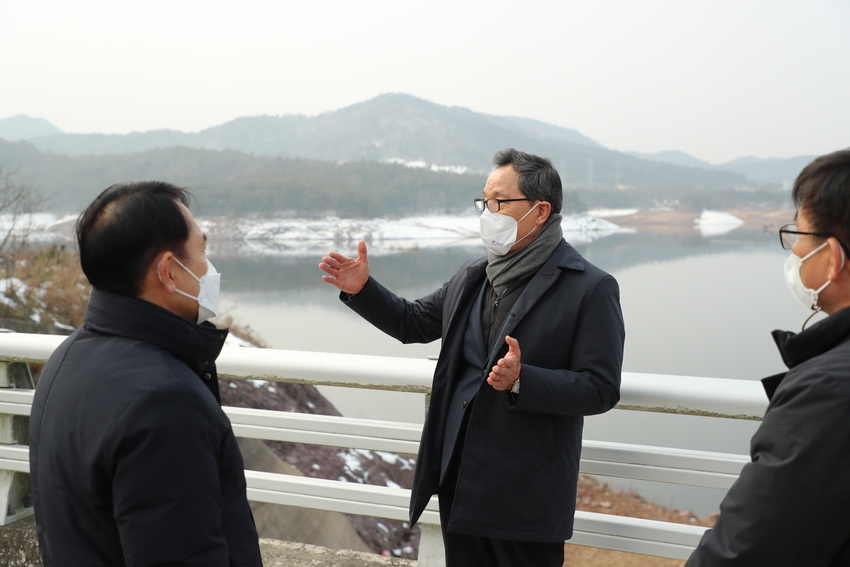 한국농어촌공사 이병호 사장은 5일 나주호(전남 나주시) 용수확보 현장을 찾아 용수확보 현황을 점검하고, 강수량 부족에 선제적 대처를 당부했다.