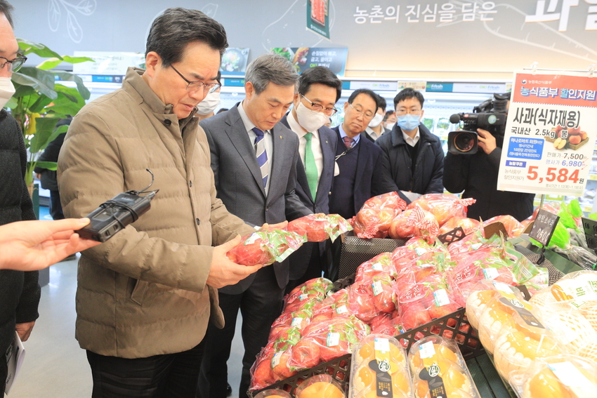 정황근 농림축산식품부장관은 1월 16일(월) 오후, 경기도 안성시 소재 과수 거점 산지유통센터와 서안성농협 하나로마트를 방문하여 설 성수품 수급 및 유통 상황을 점검하고 현장 관계자를 격려했다.