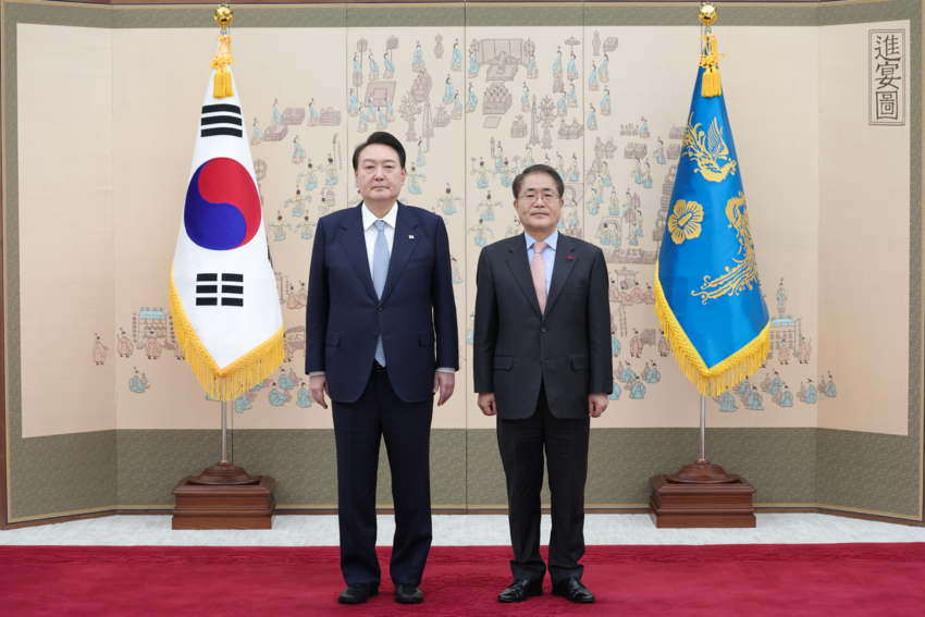 윤석열 대통령은 지난 25일 장태평 농어업 농어촌특별위원회 위원장에게 위촉장을 수여했다. 