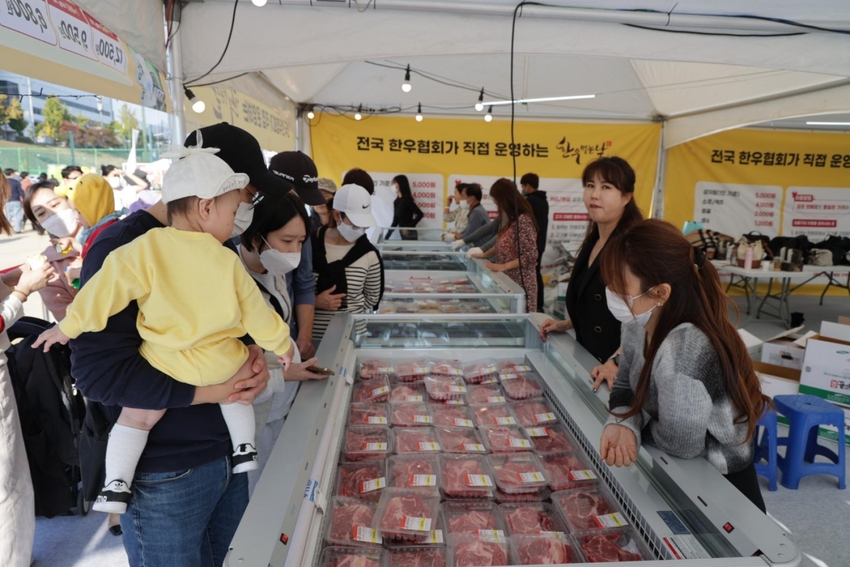 농림축산식품부는 최근 한우 도매가격 하락으로 인한 농가 어려움을 완화하고, 가격하락 문제가 2024년까지 장기화될 것을 고려하여 농협, 한우협회 등 생산자단체, 전문가 등과 함께 관련 대책을 지속적으로 논의, 한우 수급 안정 대책을 마련했다. < 사진은 전국한우협회가. 2022년 11월 개최한 한우숯불구이축제(서울) > 