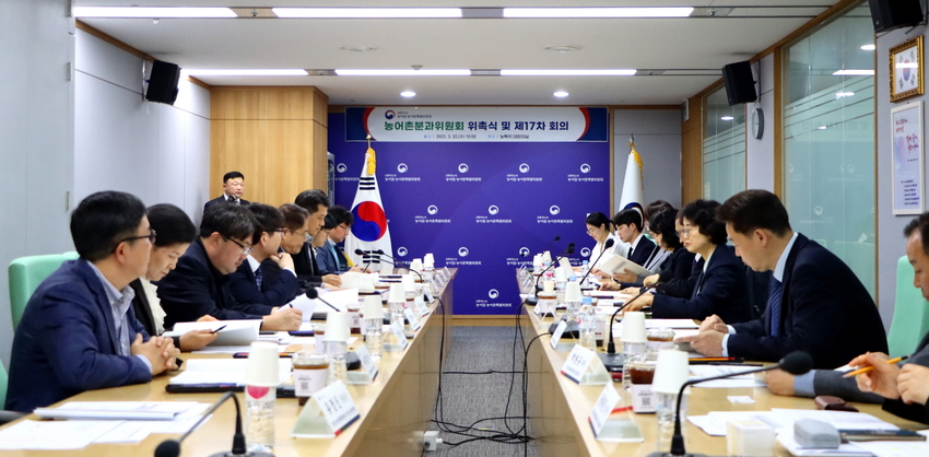 대통령소속 농어업 ‧ 농어촌특별위원회는 3월 22일 제4기 농어촌분과위원회 위원을 위촉하고 회의를 개최했다.