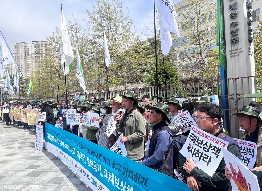 환경농업단체연합회, 한국친환경농업협회 등 전국 먹거리 연대 단체는 지난 4월14일(금) 12시 30분 세종시 농림축산식품부 앞에서 LMO 국가 검역 관리시스템 붕괴 규탄, 정보 공개 및 피해보상책 마련 촉구 기자회견을 가졌다. 