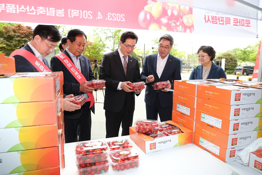 정황근 농식품장관은 지난 20일 정부 세종청사 5 동 앞에서 토마토 소비촉진 행사 현장을 방문, 관계자들을 격려했다.