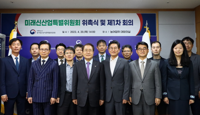 김성민 한국농식품융합연구원장이 지난 20일 농특위 미래신산업특별위원회 회의에서 위원장으로 위촉됐다. 