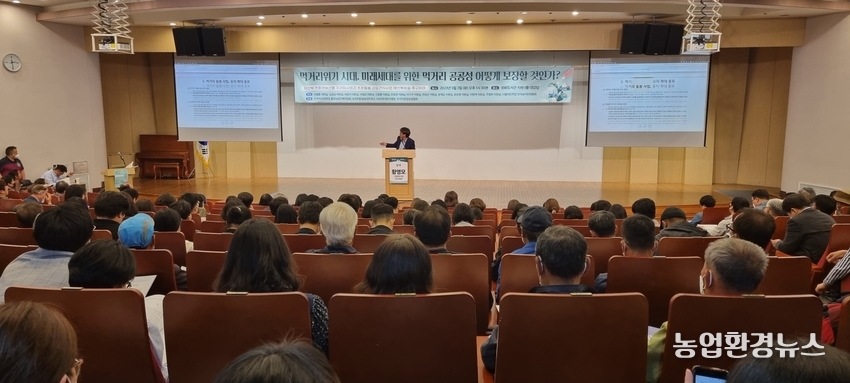 황영모 전북연구원 연구위원은 먹거리 지원정책, 의미와 과제란 주제발표를 통해 정책지원으로 확인된 다양하고 입체적 사업효과에도 불구하고, 시범사업이라는 이유로 중단하여 타 정책사업( 농식품바우처)과 통합하겠다는 정부의 방침은 정책효과 목적 반감은 물론 먹거리 돌봄 대상을 축소시킬 우려가 크다”고 주장했다.