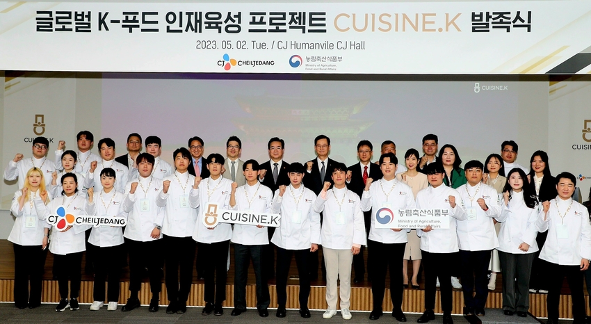 정황근 농림축산식품부 장관은 5월 2일, 씨제이(CJ)제일제당 「Cuisine.K」 사회공헌 프로젝트 발족식에 참석하여 한식 인재 양성을 위한 기관 간 업무협약을 체결하고, 한식 영셰프(Young Chef) 간담회를 통해 한식의 세계적 인기를 장기화하고 우수한 인재를 양성하기 위한 현장의 생생한 의견을 청취하고, 한식 유망주들을 격려했다.