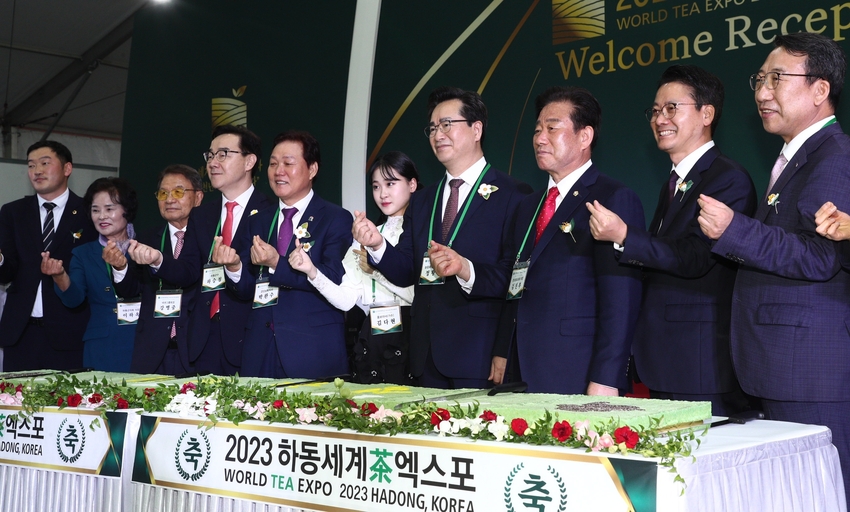  정황근 농림축산식품부 장관은 5월 4일 오후 6시, 경상남도 하동군 소재 하동스포츠파크 행사장에서 열리는 ‘2023 하동세계차(茶)엑스포’ 개막식에 참석하여 엑스포(Expo)의 성공적 개최를 축하했다.
