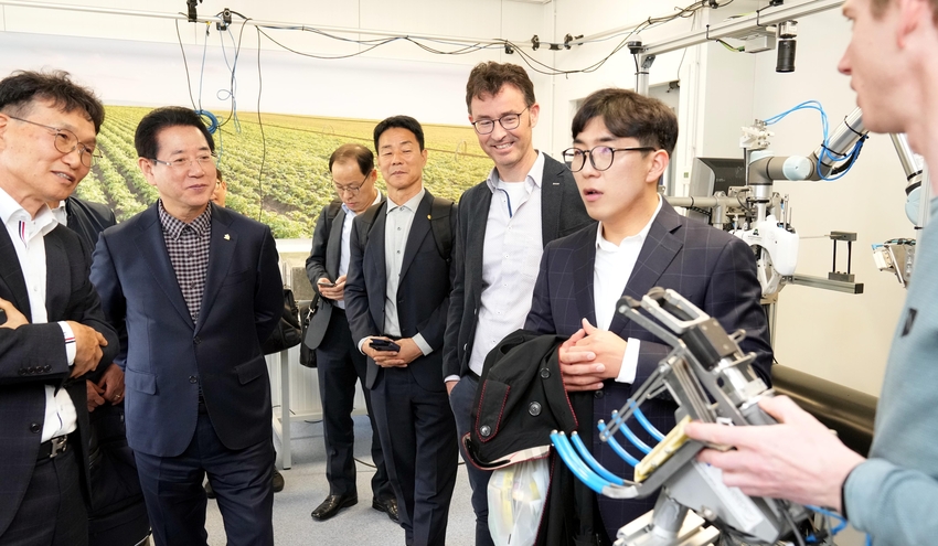  (네덜란드 와게닝겐대학 시설원예연구소(NPEC) 방문)<br>
유럽을 방문 중인 김영록 전라남도지사가 2일(현지 시간) 농업 분야 세계 1위인 네덜란드 와게닝겐대학교를 방문, 연구중인 인공지능(AI) 첨단 농산업 로봇 장비시설을 둘러보고 있다. 