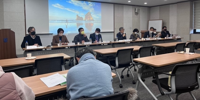 농림축산식품부가 10일 친환경농산물 비의도적 오염에 의한 재심사 기회를 넓혀주는 내용을 담은 「친환경농어업 육성 및 유기식품 등의 관리․지원에 관한 법률 시행규칙(이하 친환경농어업법 시행규칙)」을 개정․시행한다고 밝혔다. < 시잔은 한국유기농업학회가 지난 2022년 12월 18일 동계학술대회에서 친환경인증제도 개편과 관련, 특별세션 장면> 