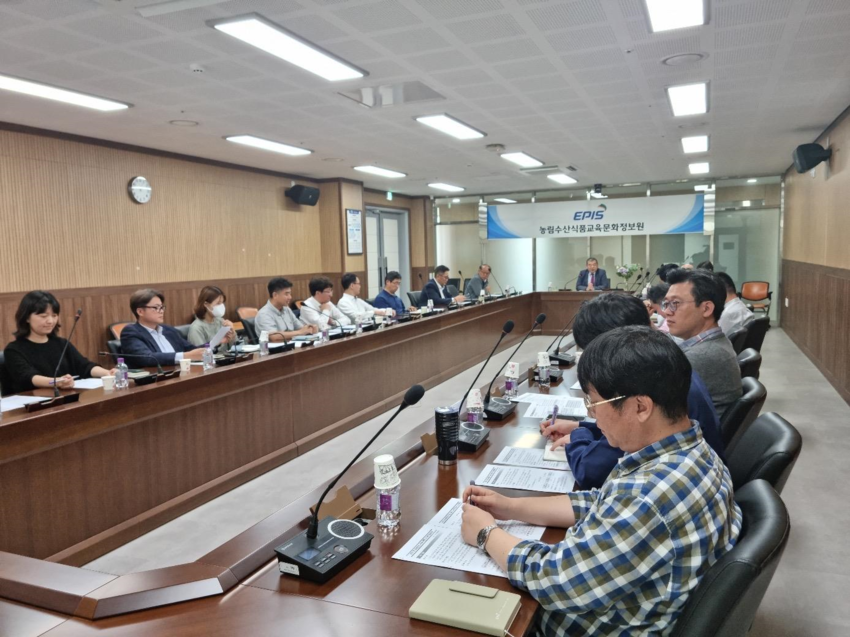 농정원 이종순 원장(가운데)과 TF 구성원들이 착수보고회에 참석하여 기관 당면현안 해결, 미래전략 수립 방안 등을 논의하고 있다.