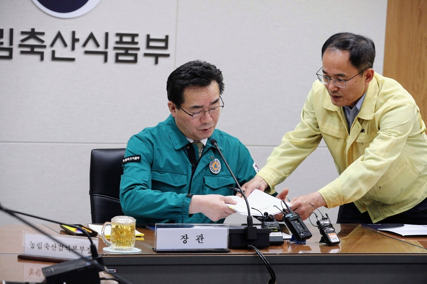 5월 17일(수) 행정안전부·환경부·농림축산검역본부 등 관련 기관과 지자체가 참석한 구제역 방역대책 상황 회의를 주재하고, 방역 추진상황을 점검했다.