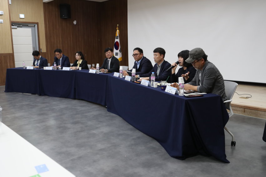 심포지엄 참석자 7인이 농업의 미래성장산업화를 위한 농정원의 역할을 주제로 토론을 진행하고 있다. (제공=농림수산식품교육문화정보원)