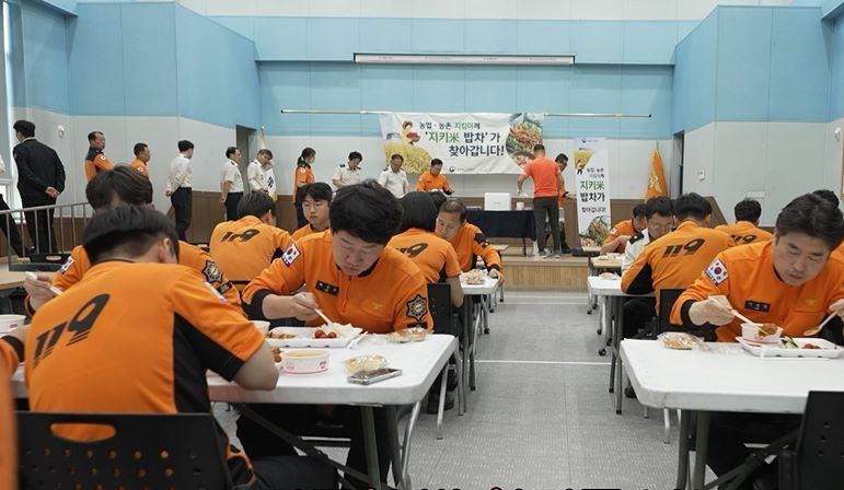 지난 5월 강원 강릉소방서 소속 대원들이 ‘지키미(米) 밥차’ 식사를 하고 있다. 