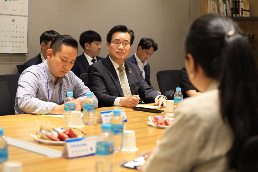 정황근 농림축산식품부 장관은 업무협약식 후에는 현장 간담회를 개최하여 청년농업인들이 농업에 도전한 동기와 향후 계획 등을 청취하고, 현장 애로사항 및 다양한 건의사항도 수렴했다. 