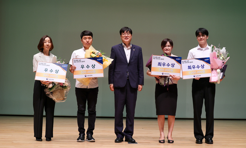 탄소중립 실천 국민 아이디어 공모전 시상식 <br>
조재호 농촌진흥청장은 6일 전북혁신도시 농촌진흥청 종합연찬관 대강당에서 열린 '탄소중립 실천 국민 아이디어 공모전 시상식'에서 수상자들과 기념촬영을 하고 있다. <사진=농촌진흥청> 