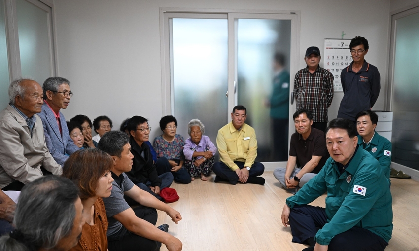 윤 대통령은 인근 대학2리 마을회관에서 주민 20여 명을 만나 이야기를 나눴다. < 사진제공 : 대통령실 > 